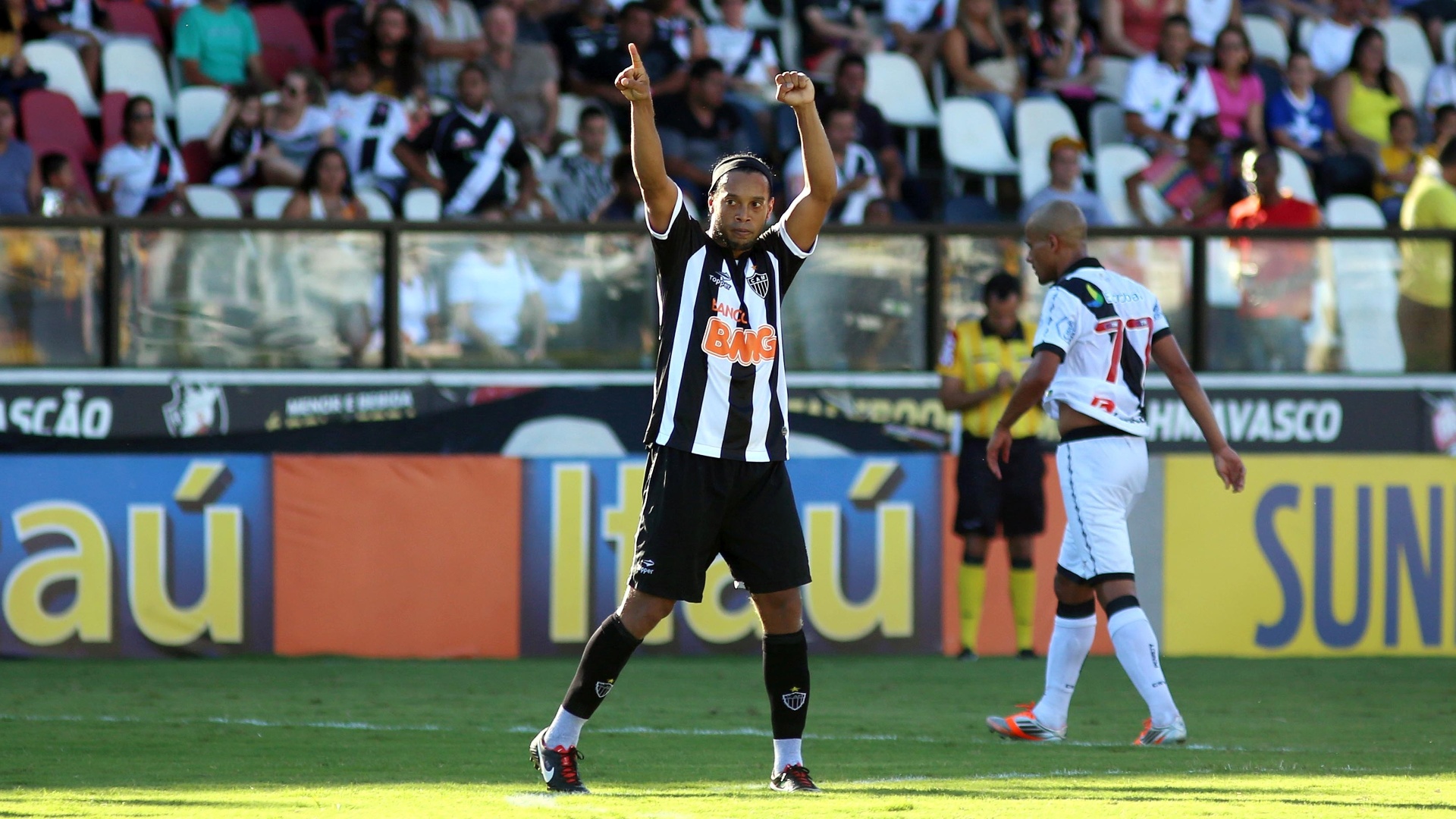 Ronaldinho celebra gol do Atlético-MG marcado no primeiro tempo contra o Vasco