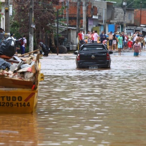 Chuvas alagaram a cidade de Itapevi, na Grande SP