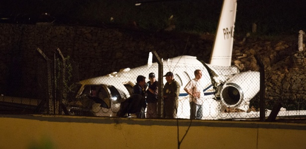 Técnicos analisam local onde avião caiu após derrapar na pista do aeroporto de Congonhas - Mister Shadow/Estadão Conteúdo