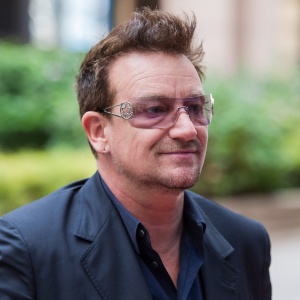 Bono chega para reunião no conselho da União Europeia, em Bruxelas (9/10/12)