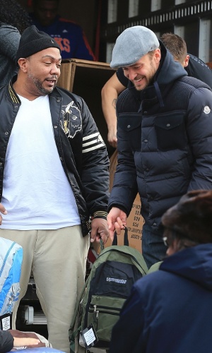 Com o produtor Timbaland, Justin Timberlake passou quase 4 horas distribuindo donativos para as vítimas do furacão Sandy no bairro de Far Rockaway, em Nova York (12/11/12)