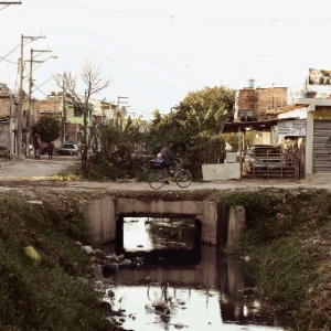 Córrego com esgoto a céu aberto no bairro Jardim Helena, na zona leste de São Paulo - Christian von Ameln/Folhapress