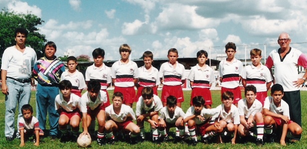 Diego Alves (em pé, segundo da esq. para dir.) na infância, quando jogava no Regatas, de Ribeirão Preto. 