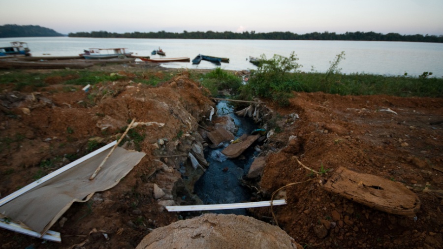 Esgoto sem tratamento que desemboca no rio Xingu, na cidade de Altamira (PA) - Anderson Barbosa / Fotoarena