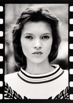 Foto do primeiro ensaio da modelo Kate Moss, aos 14 anos, feita por David Ross em outubro de 1988 - EFE