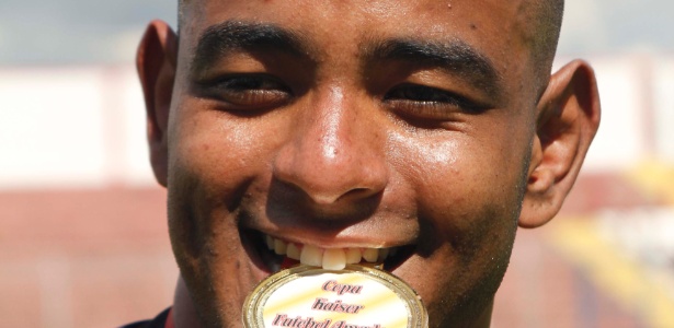 Goleiro Galo, que é estrábico, mostra a medalha de campeão da Série B da Copa Kaiser