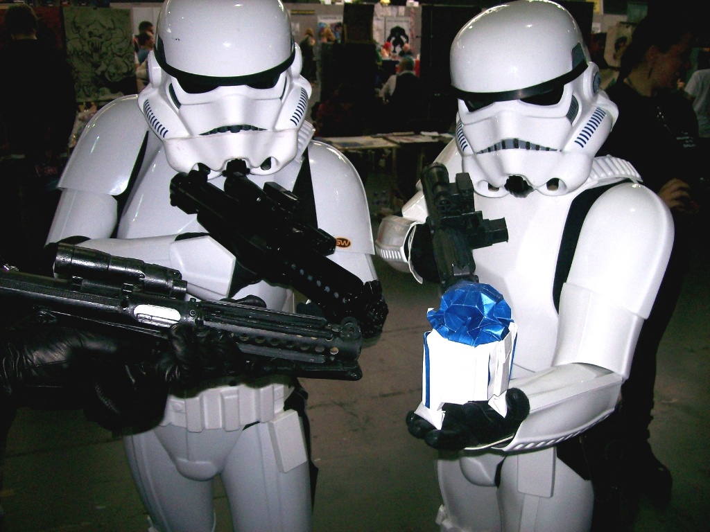 Homens vestidos como Stormtroopers, a tropa de elite do Império Galático, brincam com uma das miniaturas - Martin Hunt