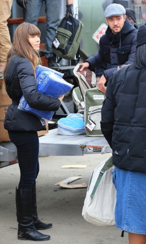 Jessica Biel passou quase 4 horas distribuindo donativos para as vítimas do furacão Sandy no bairro de Far Rockaway, em Nova York (12/11/12)
