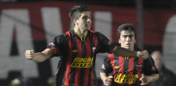 Meia Lucas Mugni (esq), do Colón, comemora gol em jogo da Copa Sul-Americana - EFE