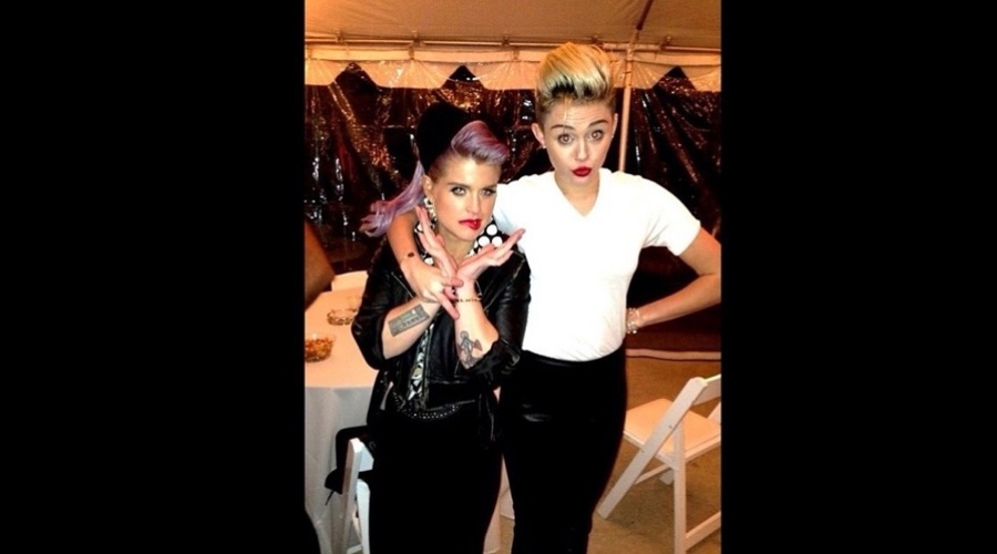 Miley Cyrus divulgou uma imagem onde Kelly Osbourne aparece usando seu sutiã como chapéu (12/11/12). ?Cansada do meu sutiã, então Kelly fez dele seu novo chapéu", escreveu Miley