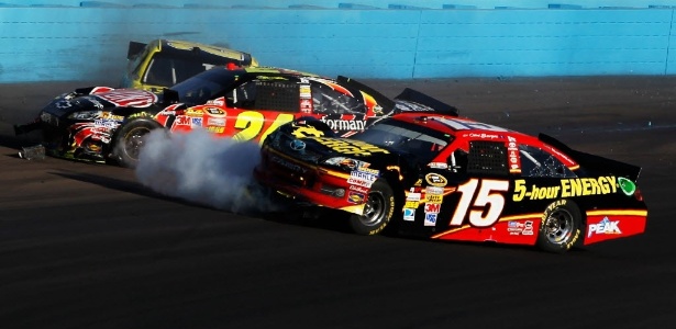 Momento da colisão entre Jeff Gordon e Clint Bowyer em prova da Nascar - Tom Pennington/Getty Images for NASCAR/AFP
