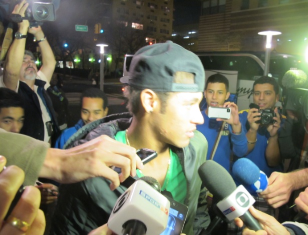 Neymar é assediado por fãs e jornalistas na chegada a Nova Jersey para amistoso da seleção
