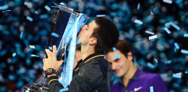 Novak Djokovic beija a taça de Campeão do ATP Finals após vencer Roger Federer - REUTERS/Dylan Martinez
