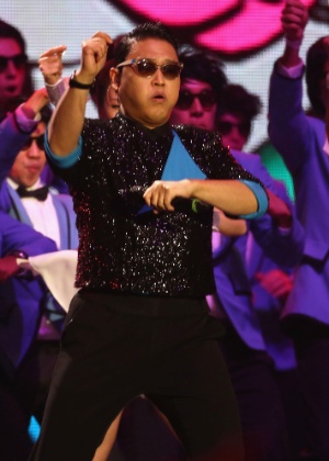 O cantor sul-coreano Psy se apresenta dançando "Gangnam Style" no EMA 2012 em Frankfurt, na Alemanha - Getty Images