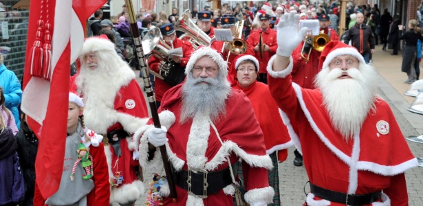 Na Dinamarca, desfile de papais-noéis marcou a abertura dos preparativos para o Natal - Carsten Rehder/EFE