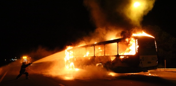 Bombeiros tentam apagar chamas de ônibus incendiado nessa segunda-feira (12), em Florianópolis - Cristiano Estrela/Agência RBS
