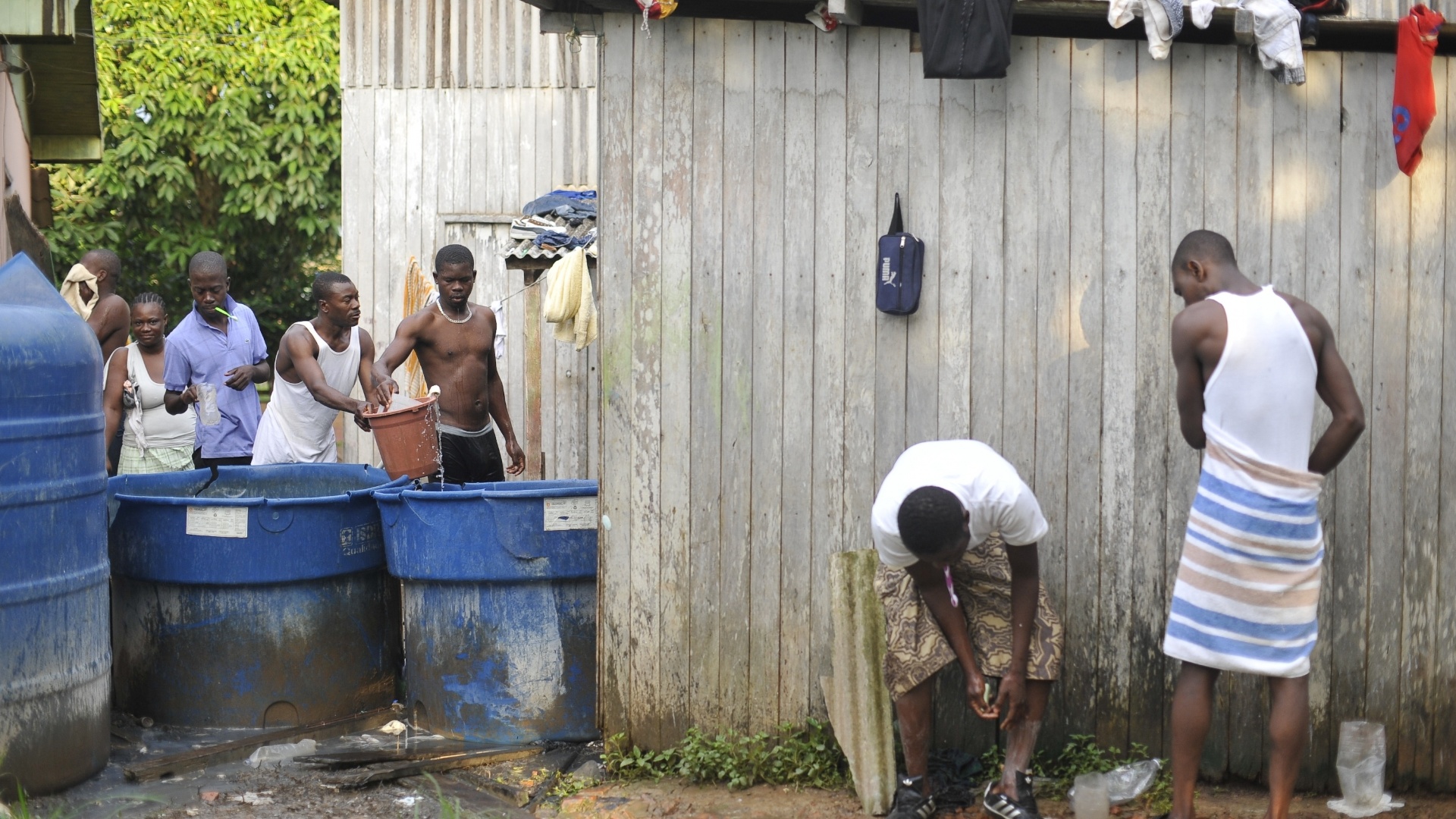 13.nov.2012 - Em Brasileia (Acre), cerca de 200 haitianos aguardam visto provisório para trabalhar no pais. Eles vivem em condições precárias, e se alimentam de doações - Marcello Casal Jr./Agência Brasil