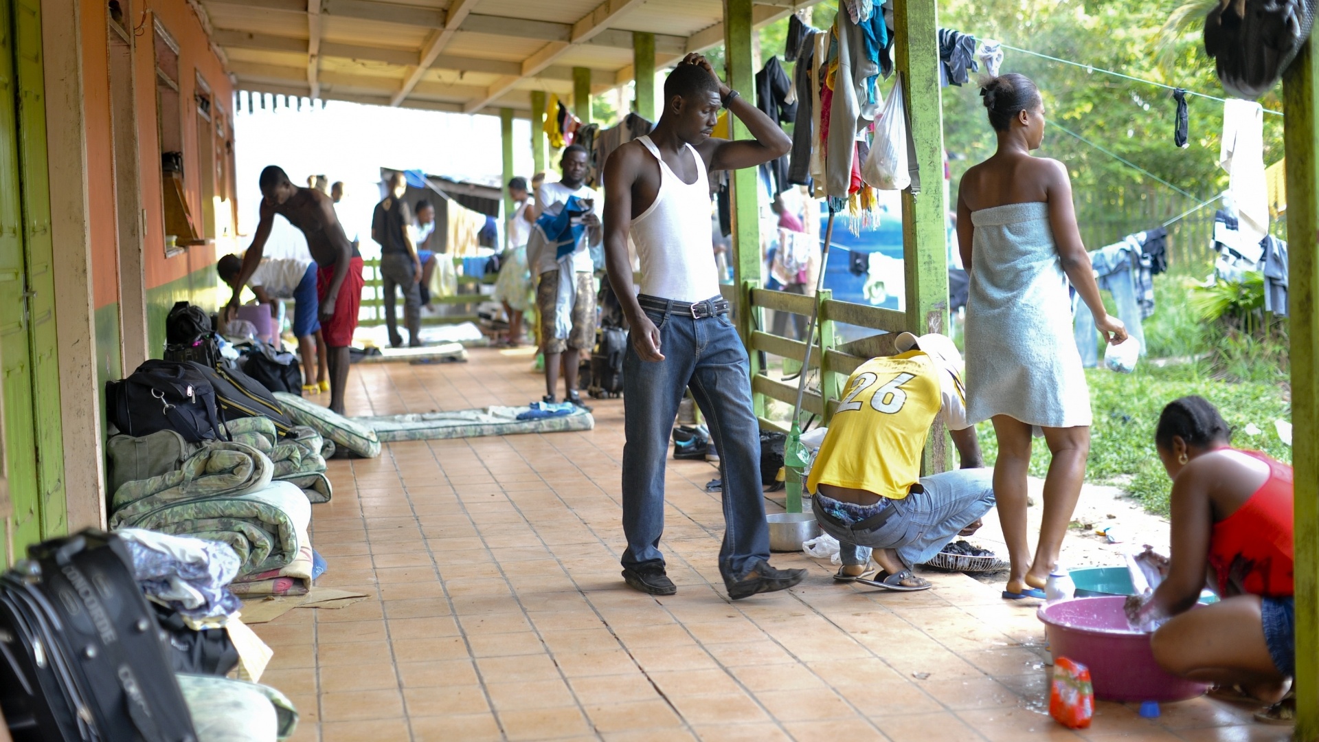 13.nov.2012 - Em Brasileia (Acre), cerca de 200 haitianos aguardam visto provisório para trabalhar no pais. Eles vivem em condições precárias, e se alimentam de doações - Marcello Casal Jr./Agência Brasil