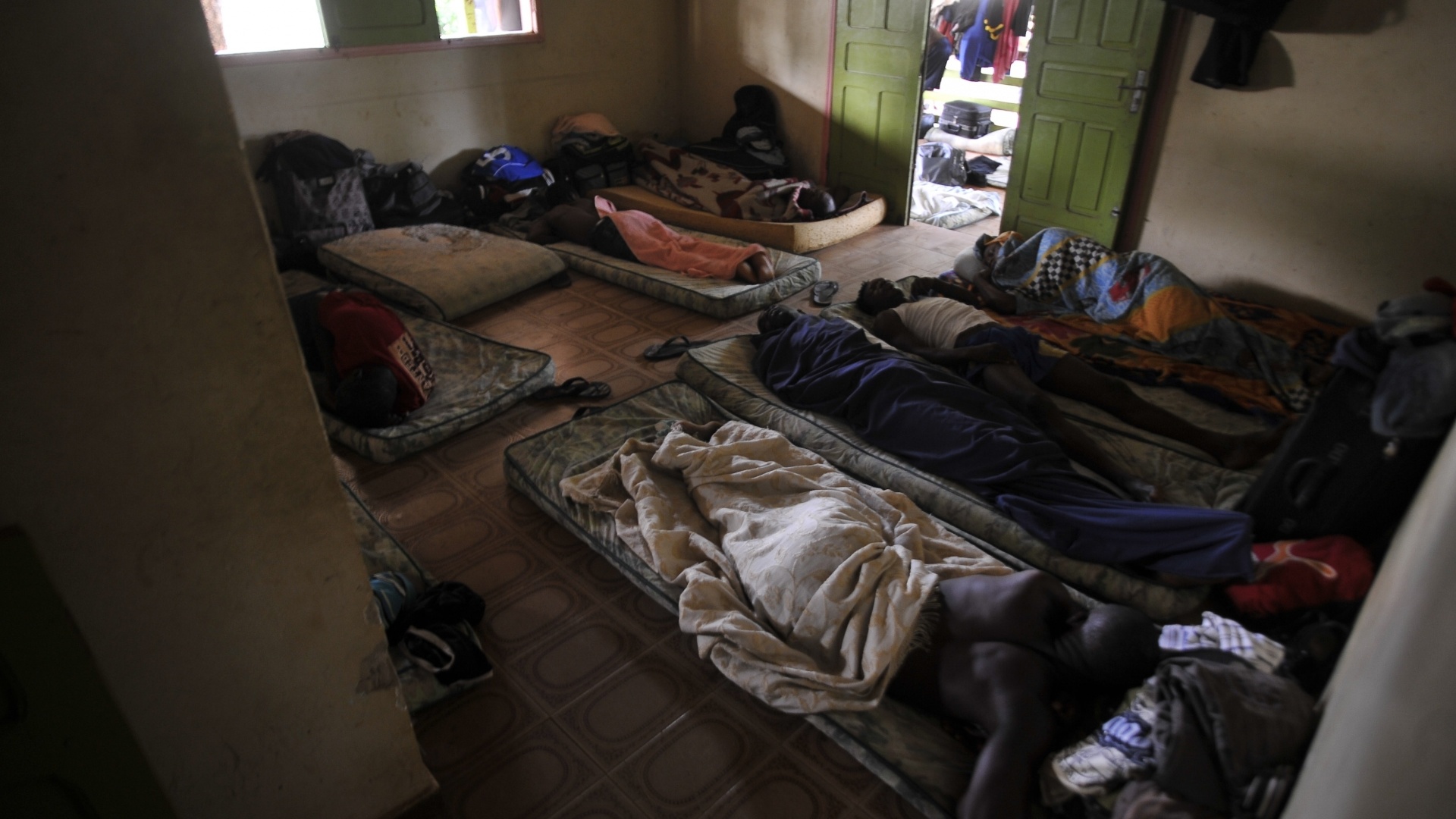 13.nov.2012 - Em Brasileia (Acre), cerca de 200 haitianos aguardam visto provisório para trabalhar no pais. Eles vivem em condições precárias, e se alimentam de doações - Marcello Casal Jr./Agência Brasil