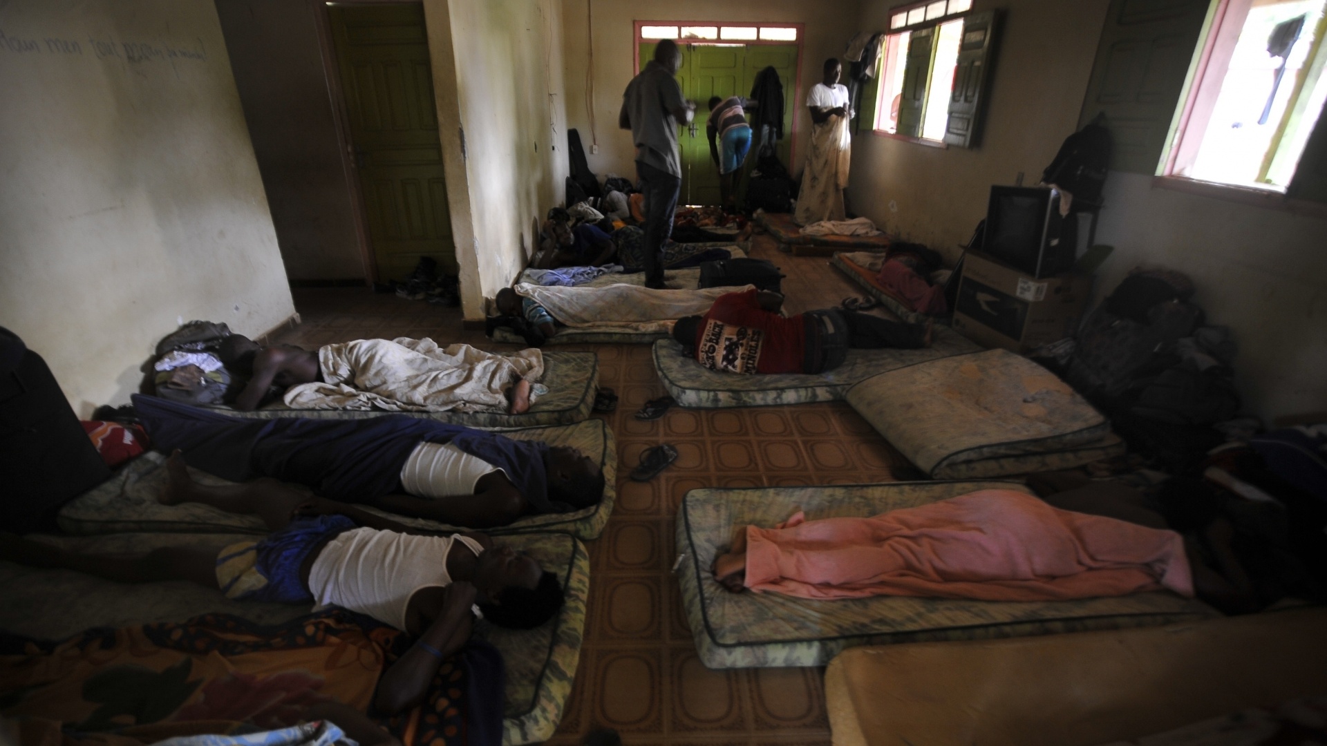 13.nov.2012 - Em Brasileia (Acre), cerca de 200 haitianos aguardam visto provisório para trabalhar no pais. Eles vivem em condições precárias, e se alimentam de doações - Marcello Casal Jr./Agência Brasil