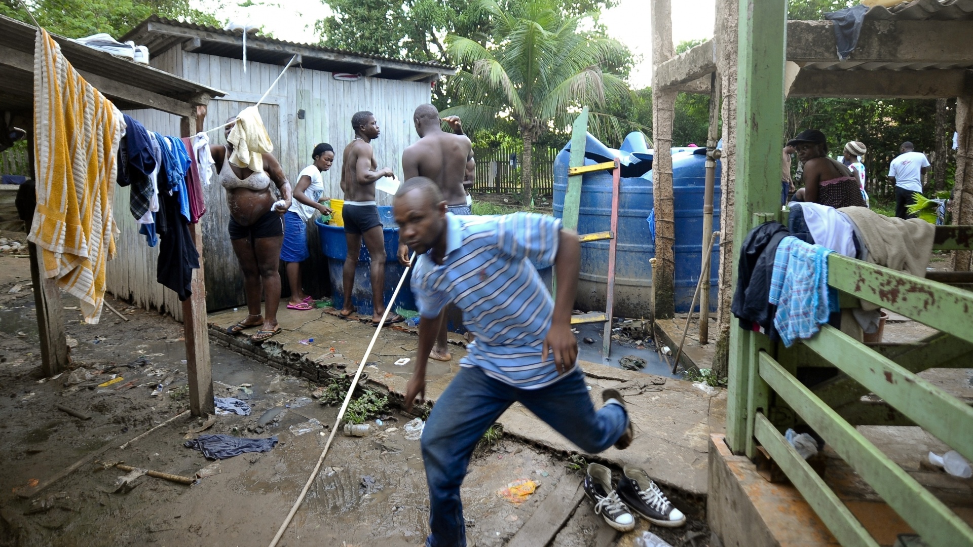 13.nov.2012 - Em Brasileia (Acre), cerca de 200 haitianos aguardam visto provisório para trabalhar no pais. Eles vivem em condições precárias, e se alimentam de doações - Marcello Casal Jr./Agência Brasil