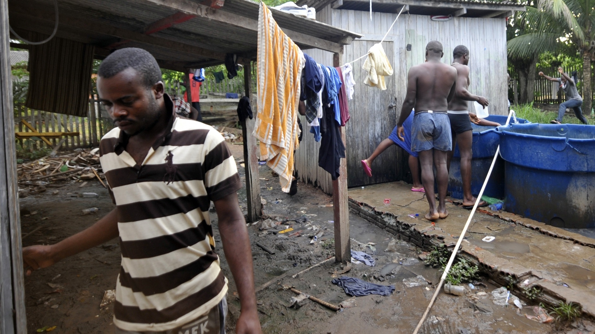 13.nov.2012 - Em Brasileia (Acre), cerca de 200 haitianos aguardam visto provisório para trabalhar no pais. Eles vivem em condições precárias, e se alimentam de doações - Marcello Casal Jr./Agência Brasil
