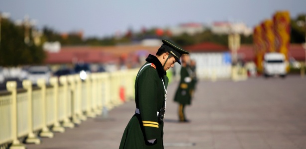 Policial vigia o Grande Palácio do Povo, em Pequim, durante 18º Congresso do Partido Comunista da China