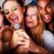 amigos cantando, jovens cantando, karaokê - Thinkstock