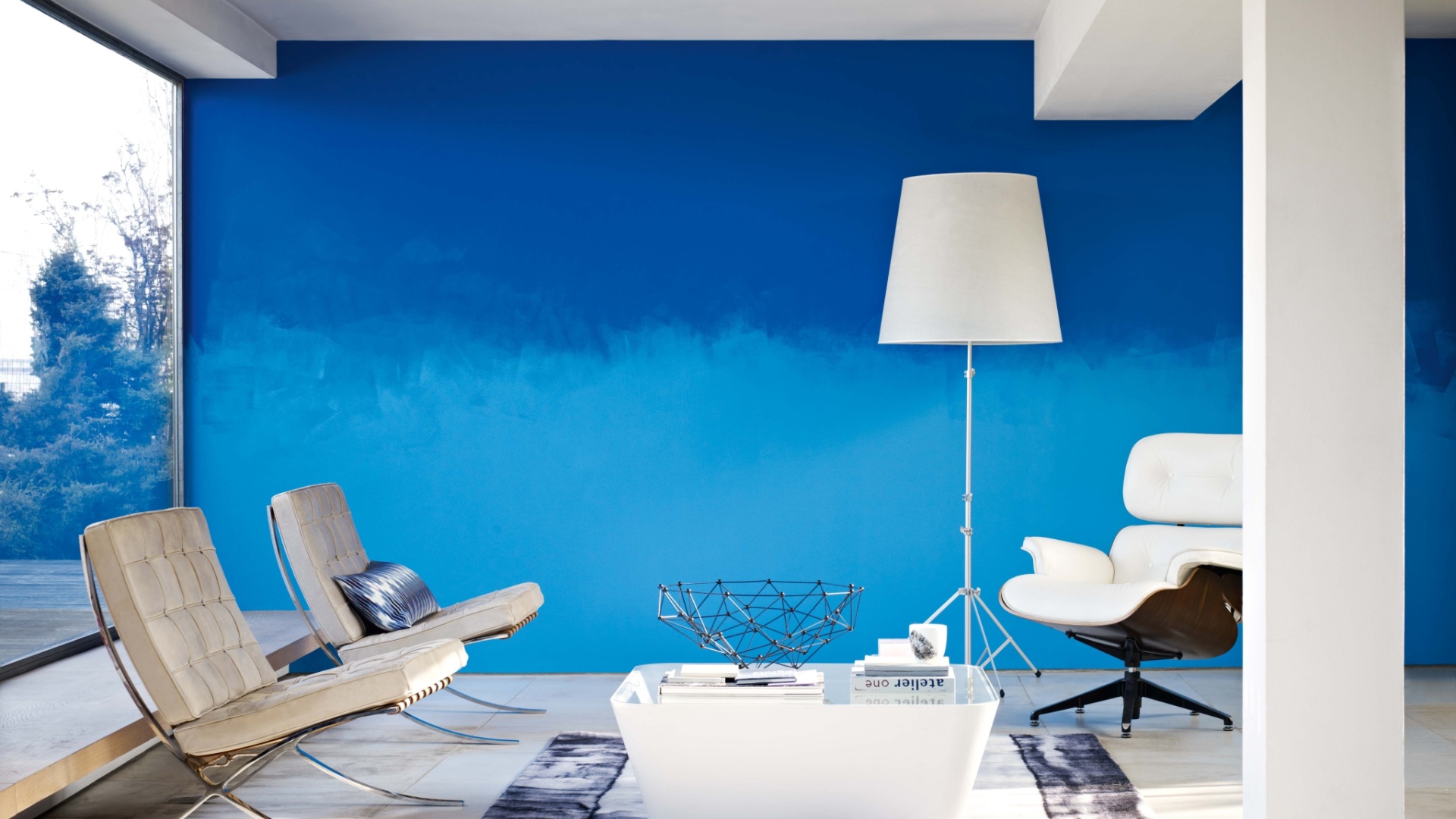 Apostas da Coral para o ano de 2013, os tons azuis "Safira Intensa" e "Canto do Azulão", aplicados em uma única parede, criam um efeito inspirador e energético. As cores estão na paleta "Paixão Coletiva" que inclui tonalidades fluorescentes e pastéis - Divulgação