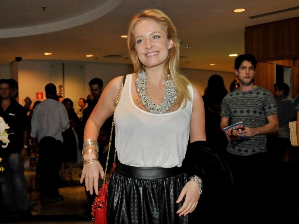 Luciana Vendramini na estreia da peça "A Entrevista", com Priscila Fantin e Herson Capri, no Teatro VIVO, em São Paulo. Com direção geral de Daniel Filho, o espetáculo é uma comédia sobre o envolvimento entre a atriz Mariah e o conceituado jornalista político que foi designado para entrevistá-la, Pedro Pierre (12/11/12) - Fábio Guinalz/Foto Rio News