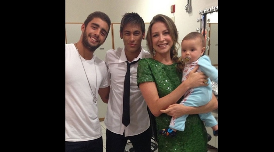 Neymar tietou Luana Piovani nos bastidores do programa "Domingão do Faustão" que foi ao ar no último domingo (13/11/12). Pedro Scooby e Dom, marido e filho da atriz, respectivamente, também estiveram posaram com o jogador