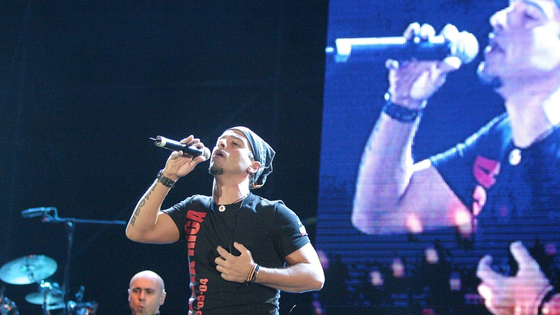 O cantor italiano Eros Ramazzoti se apresenta na Costa Rica (5/5/04) - Mariano Matamoros/AP Photo