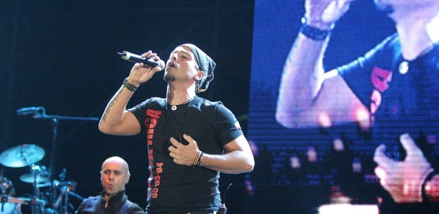 O cantor italiano Eros Ramazzoti se apresenta na Costa Rica (5/5/04) - Mariano Matamoros/AP Photo