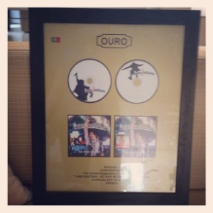 O cantor Luan Santana publicou no Instagram uma foto do certificado do disco de ouro recebido por ele em Portugal (13/11/12) - Reprodução/Instagram