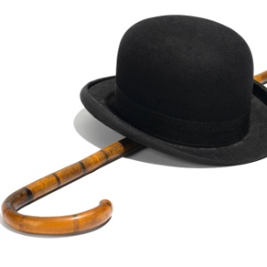 Um dos famosos conjuntos de chapéu-coco e bengala usados pelo ator Charles Chaplin será leiloado  - Bonham"s/Reuters