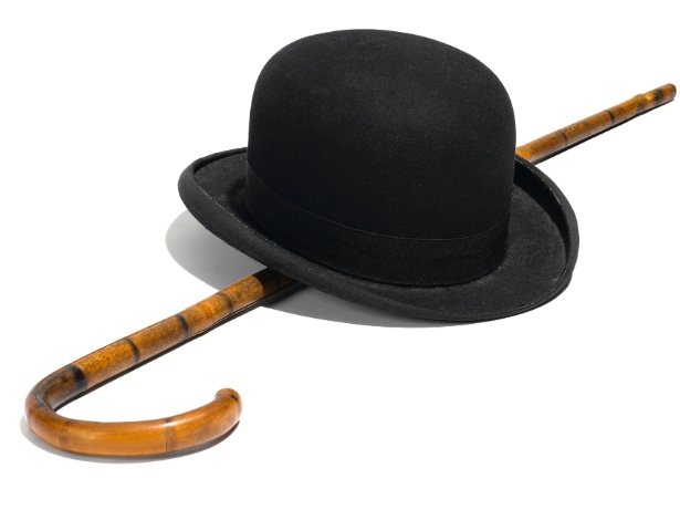 Um dos famosos conjuntos de chapéu-coco e bengala usados pelo ator Charles Chaplin na era do cinema mudo será leiloado no domingo (18) em Los Angeles - Bonham"s/Reuters