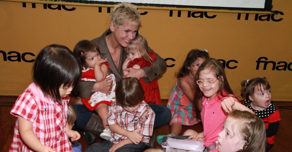 Xuxa Meneghel se reuniu com várias crianças portadoras da Síndrome de Down para lançar o calendário beneficente Happy Down 2013 em uma livraria no Rio de Janeiro (13/11/2012)