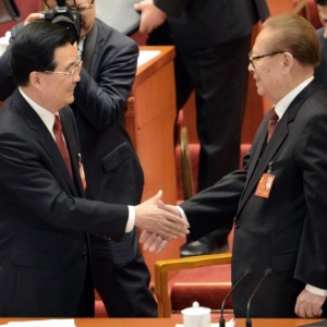 O presidente chinês, Hu Jintao (esquerda), aperta mão do ex-presidente do país Jiang Zemin depois do encerramento do 18º Congresso do Partido Comunista, em Pequim, na China