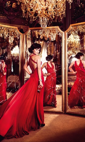 A atriz Penélope Cruz é a estrela da edição 2013 do calendário Campari, cujo tema é superstição. No mês de abril, Penélope aparece cercada por espelhos quebrados (13/11/2012)
