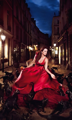A atriz Penélope Cruz é a estrela da edição 2013 do calendário Campari, cujo tema é superstição. No mês de janeiro, Penélope aparece em meio a vários gatos pretos (13/11/2012)