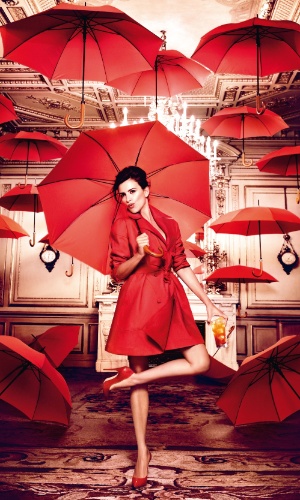A atriz Penélope Cruz é a estrela da edição 2013 do calendário Campari, cujo tema é superstição. No mês de março, Penélope aparece cercada por guarda-chuvas (13/11/2012)