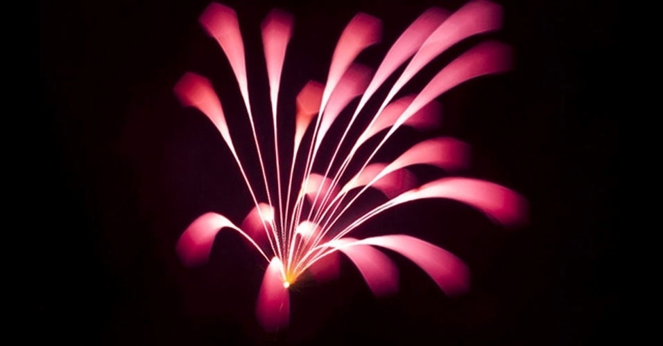 A fotografia oferece uma alternativa interessante aos rastros de luz e explosões brilhantes associadas aos fogos de artifício - David Johnson/BBC