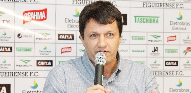 Adilson Batista cobrou apoio da torcida do Figueirense na reta final do estadual