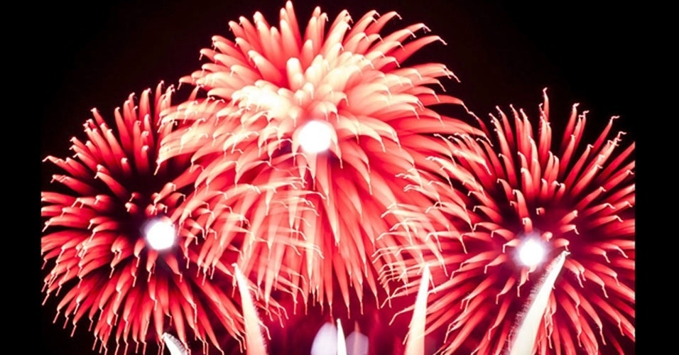 As faíscas irregulares de explosão viraram traços borrados de luz suave, mas a qualidade tridimensional do espetáculo é mantida - David Johnson/BBC