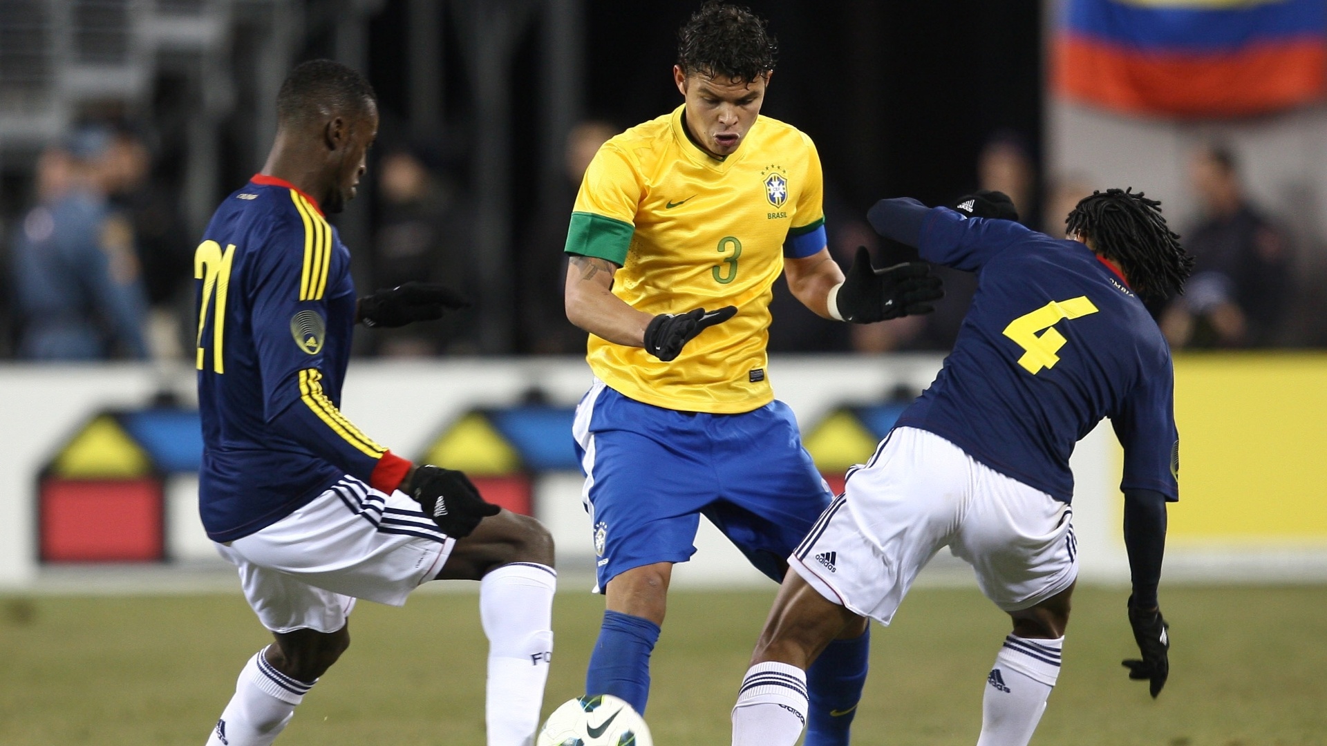 Capitão da seleção brasileira, Thiago Silva tenta atravessar a marcação durante amistoso entre Brasil e Colômbia