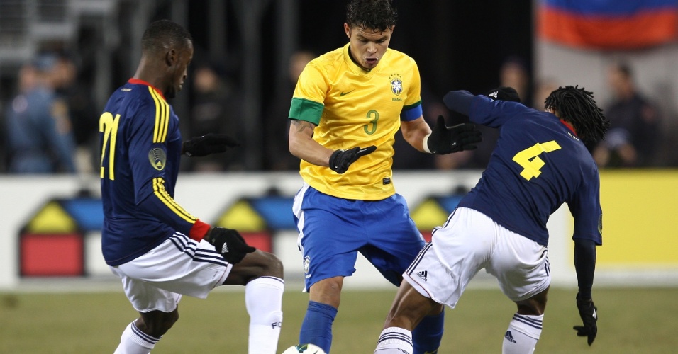 Capitão da seleção brasileira, Thiago Silva tenta atravessar a marcação durante amistoso entre Brasil e Colômbia