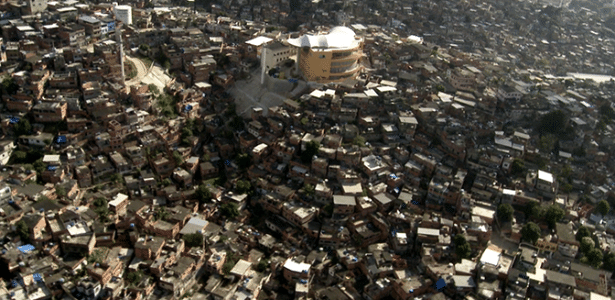 Cena de "5x Pacificação", documentário sobre o cotidiano das favelas cariocas apos a instalação das UPPs - Divulgação / H2O RioFilme