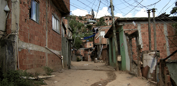 Cena de "5x Pacificação", documentário sobre o cotidiano das favelas cariocas apos a instalação das UPPs - Divulgação / H2O RioFilme