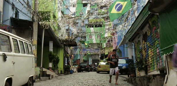 Cena de "5x Pacificação", documentário sobre o cotidiano das favelas cariocas apos a instalação das UPPs - Divulgação / H2O RioFilme