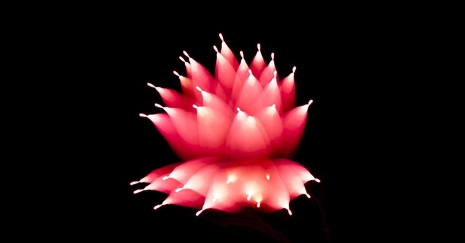 Com o enquadramento fixo, ele ajustava o foco durante a exposição da imagem. A experiência trouxe resultados interessantes artisticamente - David Johnson/BBC